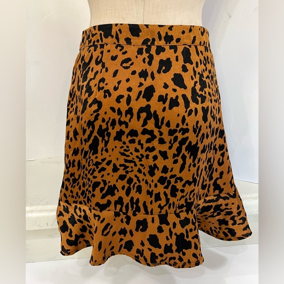 Forever 21 Cheetah skirt size M semi new - Picture 3 of 7